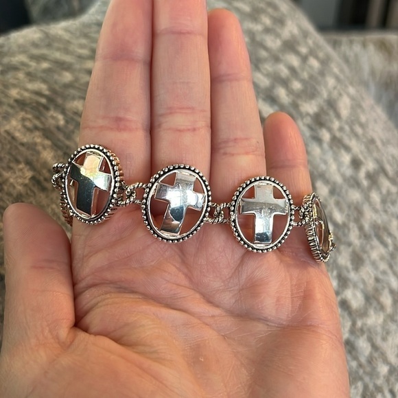 Magnetic closure cross bracelet - Picture 1 of 2